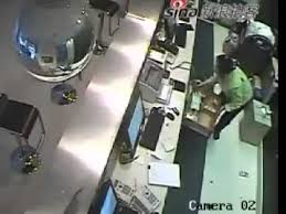 إمرأة تقاوم لصاً مسلّحاً خلال عملية سطو